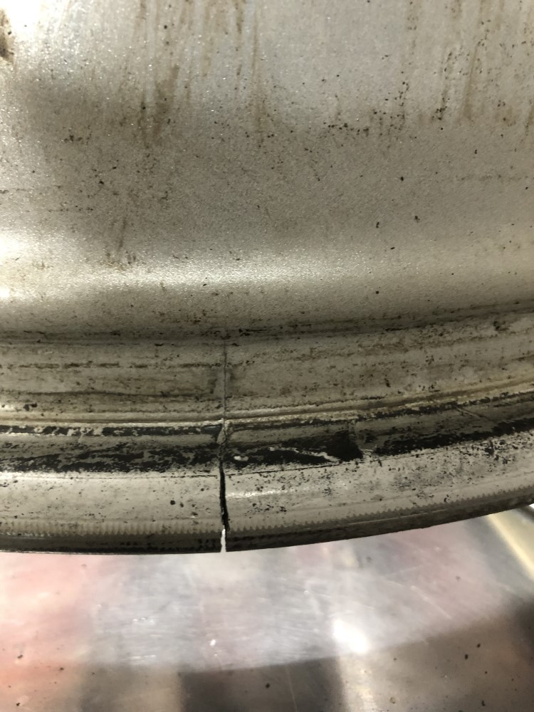 メルセデスベンツのパンク、ホイール割れ　静岡でタイヤの事ならミスタータイヤマン青山