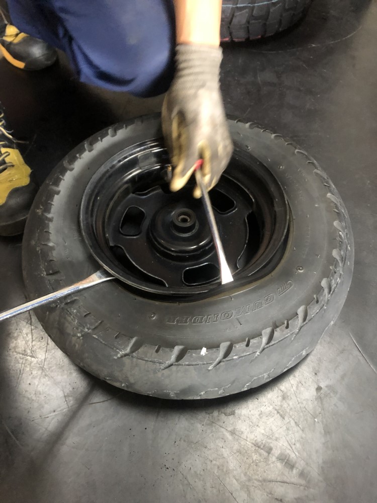 スクーターのタイヤ交換　静岡でタイヤの事ならミスタータイヤマン青山
