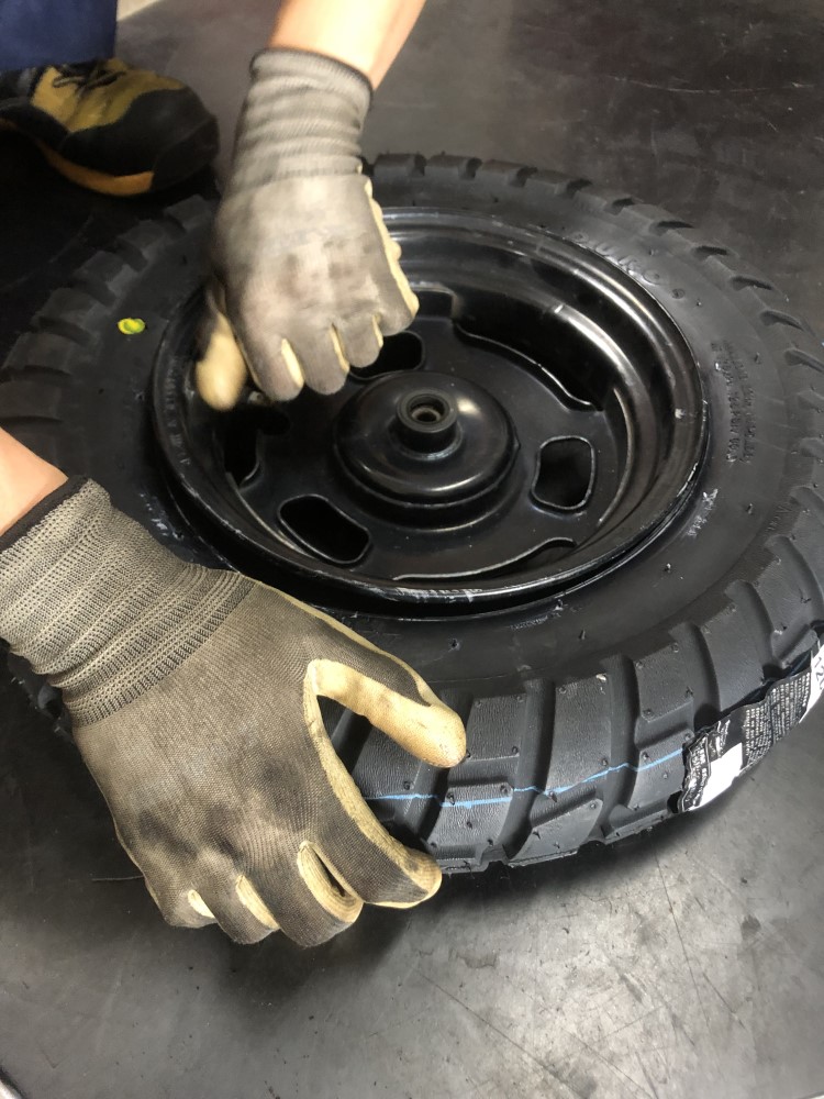 スクーターのタイヤ交換　静岡でタイヤの事ならミスタータイヤマン青山